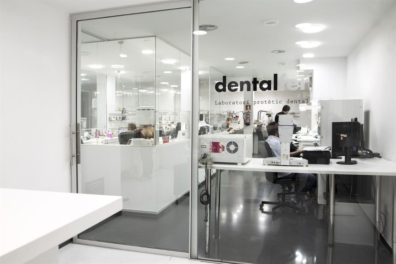 Entrada del laboratorio dentalfer con el equipo técnico trabajando